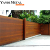 Neuer Aluminium-Metallzaun. Moderner Design-Aluminium-Plattenzaun. Hochwertiger Aluminium-Plattenzaun