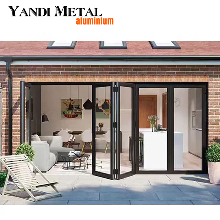 Doppelte Falttür aus Glas und Aluminium für gewerbliche Wohnzwecke. Glastür aus Aluminiumprofil