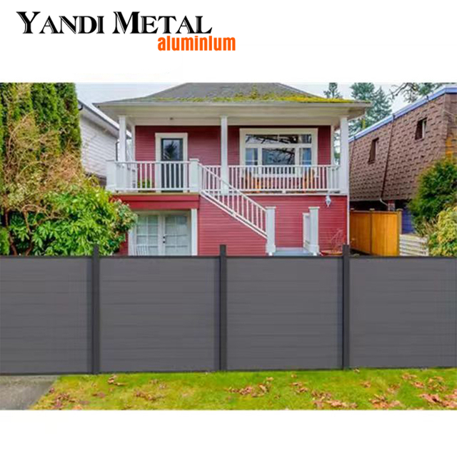 Hochwertiger dekorativer Garten-Terrassen-Hauszaun. Halb- oder vollständiger Sichtschutz, dekorative WPC-Zaunpaneele für den Außenbereich