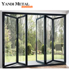 Das neueste Design. Moderne Aluminiumvilla im neuen Stil, große, doppelt gefaltete, faltbare Glasschiebetüren aus Aluminium
