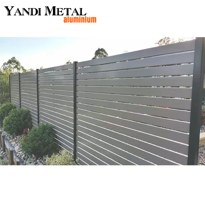 Verbundzaun aus Aluminiumstreifenplatten, Sichtschutzzaun, kundenspezifischer Sicherheitszaun aus Metall mit Aluminiumbesatz für den Außenbereich
