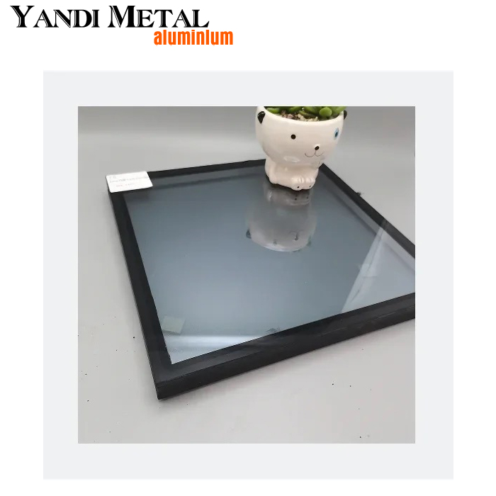 Duschraum aus gehärtetem Glas. Duschtür aus Glas mit niedrigem Grad