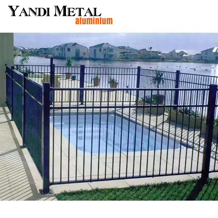 Sicherheits-Zaunpaneele aus pulverbeschichtetem Aluminium für den Pool. Kletterfeste, horizontale Zaunpaneele aus Metall für den Garten und die Terrasse