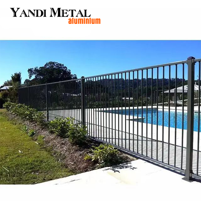 Maßgeschneiderter Pool-Sichtschutz. Robuster Gartenzaun aus Metall und Aluminium