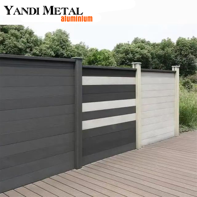 Hochwertiger dekorativer Garten-Terrassen-Hauszaun. Halb- oder vollständiger, wasserdichter Gartenzaun aus Holz und Kunststoff für den Außenbereich