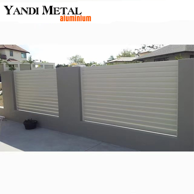 Moderner Design-Gartenzaun, günstiger Sichtschutz-Aluminiumzaun. Der Kunde entwirft einen dekorativen pulverbeschichteten Aluminiumzaun