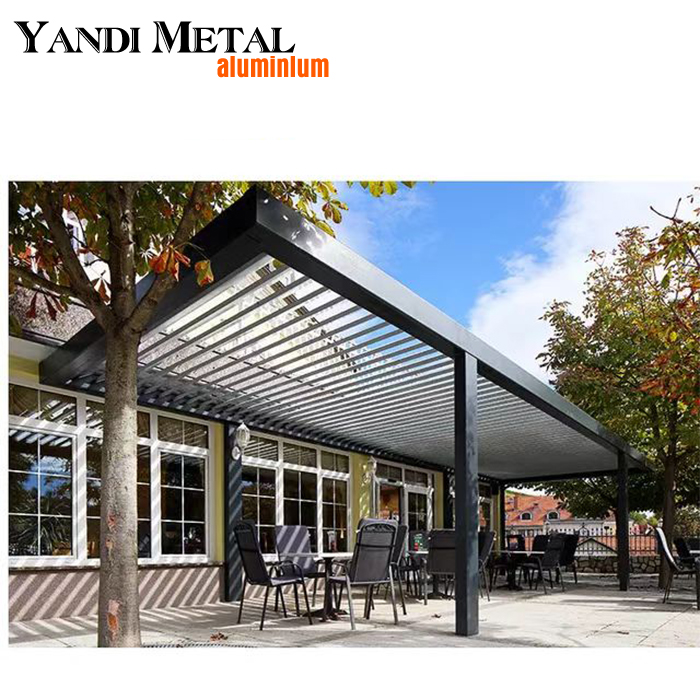 Moderner Aluminium-Pavillon mit verstellbaren Fensterläden. Aluminium-Pavillon für den Außenbereich, wasserdicht