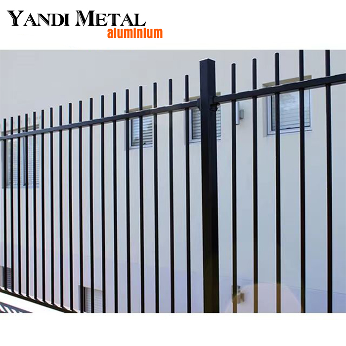 Die pulverbeschichteten Aluminium-Verbundzaunpaneele von Yandi sind von guter Qualität und lassen sich leicht für die Außendekoration zusammenbauen