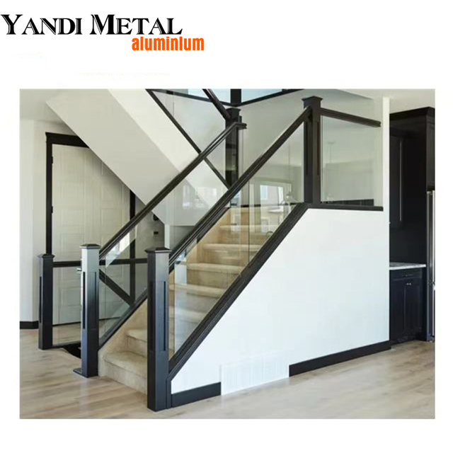 Rahmenloses Aluminium-Deck-Glasgeländer. Aluminium-Glasgeländer-Stützsäulensystem. Balkon-U-Zugangs-Glasgeländer