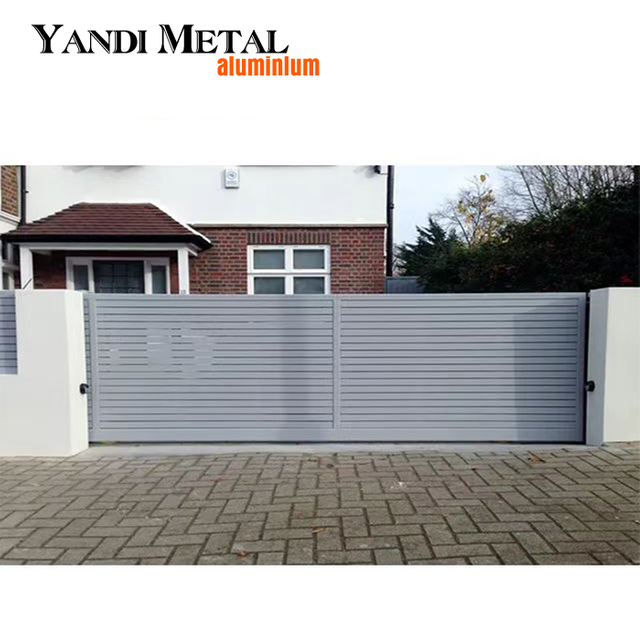 Moderne Metalltore. Grenzwand-Aluminiumtüren für Privatsphäre. Schwingschiebetore