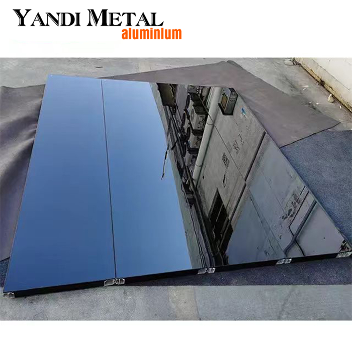 Das Spiegeldesign in der Farbe American Black kombiniert Garagentore aus Aluminium mit modernen automatischen Garagentoren aus Glas