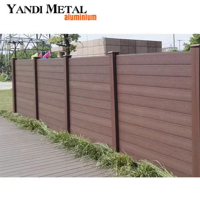 Hochwertiger, dekorativer Garten-/Terrassenhauszaun mit halber oder vollständiger Sichtschutz, mit Aluminiumsäulen verzierter Sichtschutzzaun aus WPC-Lamellenwand
