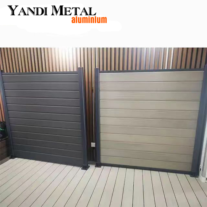 Modernes, maßgefertigtes Aluminium-Kunststoff-Schiebezauntor, Frontdesign für ein Haus im Freien