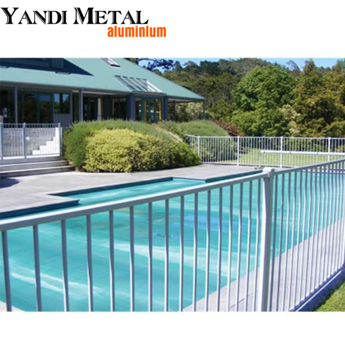 Die pulverbeschichteten Zaunpaneele aus Aluminium und Metall von Yandi sind von guter Qualität und lassen sich leicht für Außendekorationen zusammenbauen