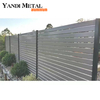 Moderne Zaunelemente aus Metall für den Garten. Eloxierte, pulverbeschichtete, optionale Zaunlatten aus Aluminium. Sichtschutzzaunelemente aus Aluminium