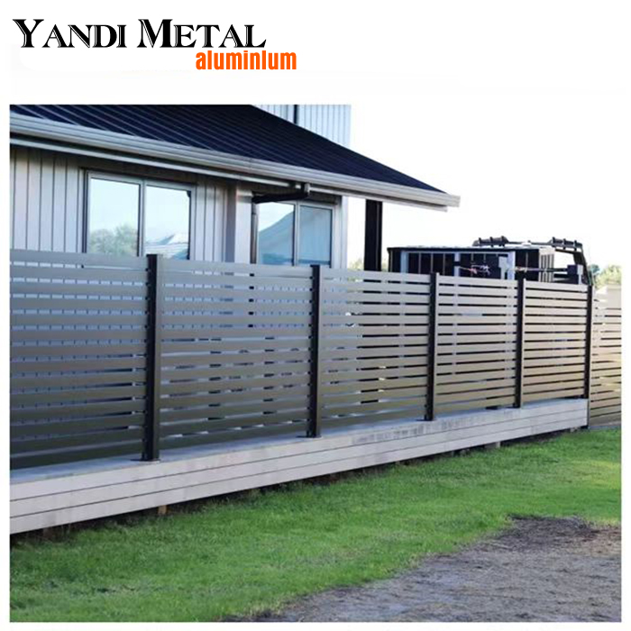 Die Fabrik liefert direkt verschiedene Größen von Pulverbeschichtungen für Aluminium-Leitplanken im Außenbereich für private Gartenzäune aus Aluminium
