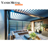 Elektrisch verstellbarer, wasserdichter Pavillon für den Außenbereich. Terrasse aus Aluminium mit Markise und Pergola mit Lamellen aus Aluminium