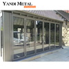 Das neueste Design. Moderne Aluminiumvilla im neuen Stil, große, doppelt gefaltete, faltbare Glasschiebetüren aus Aluminium