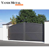 Automatische Garten-Einfahrts-Schiebetür aus Aluminium direkt ab Werk. Aluminium-Tür mit horizontalen Lamellen und Sichtschutz