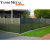Neuer Aluminium-Metallzaun. Moderner Design-Aluminium-Plattenzaun. Hochwertiger Aluminium-Plattenzaun