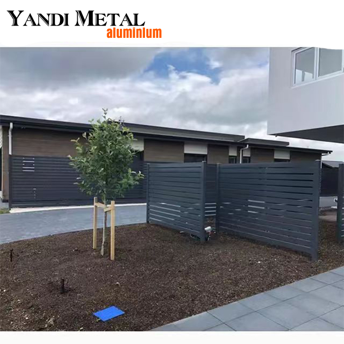 Moderne Zaunelemente aus Metall für den Garten. Eloxierte, pulverbeschichtete, optionale Zaunlatten aus Aluminium. Sichtschutzzaunelemente aus Aluminium