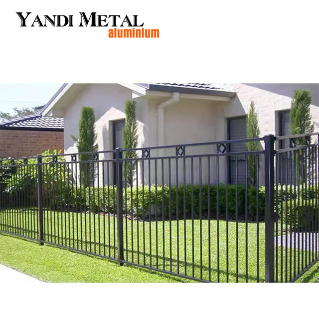 Hochwertige Aluminium-Zaunelemente für Gartenzäune. Metall-Aluminium-Poolzaungeländer. Schwarzer Garten