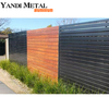 Neuer Aluminium-Metallzaun. Moderner Design-Aluminium-Plattenzaun. Hochwertiger Aluminium-Plattenzaun