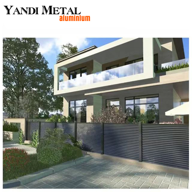 Neu gestalteter Sichtschutzzaun aus Aluminiumverbundwerkstoff. Horizontale Aluminiumzaunpaneele für Gärten und Schwimmbäder