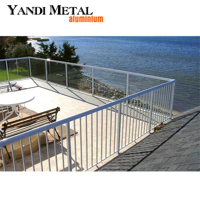 Aluminium-Glas-Treppengeländer Design-Schienenbrücke Aluminium-Treppengeländer für den Außenbereich Design eines Metall-Außenhaus-Treppengeländers