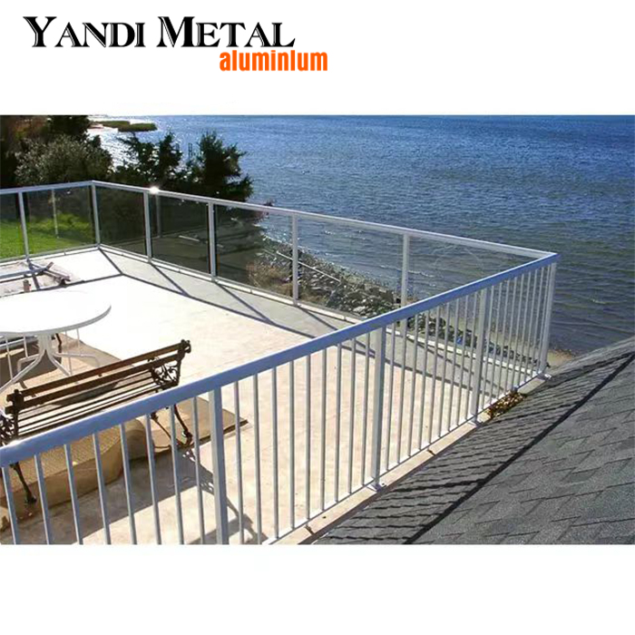Aluminium-Glas-Treppengeländer Design-Schienenbrücke Aluminium-Treppengeländer für den Außenbereich Design eines Metall-Außenhaus-Treppengeländers