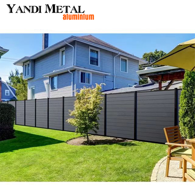 UV-beständiger WPC-Gartenzaun. Gartenhaus-Zaunplatte aus Aluminiumsäule, Holz-Kunststoff-Verbund-Gartenzaun, Schichtdesign