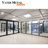 Das neueste Design. Moderne Aluminiumvilla im neuen Stil, große, doppelt gefaltete, faltbare Glasschiebetüren aus Aluminium