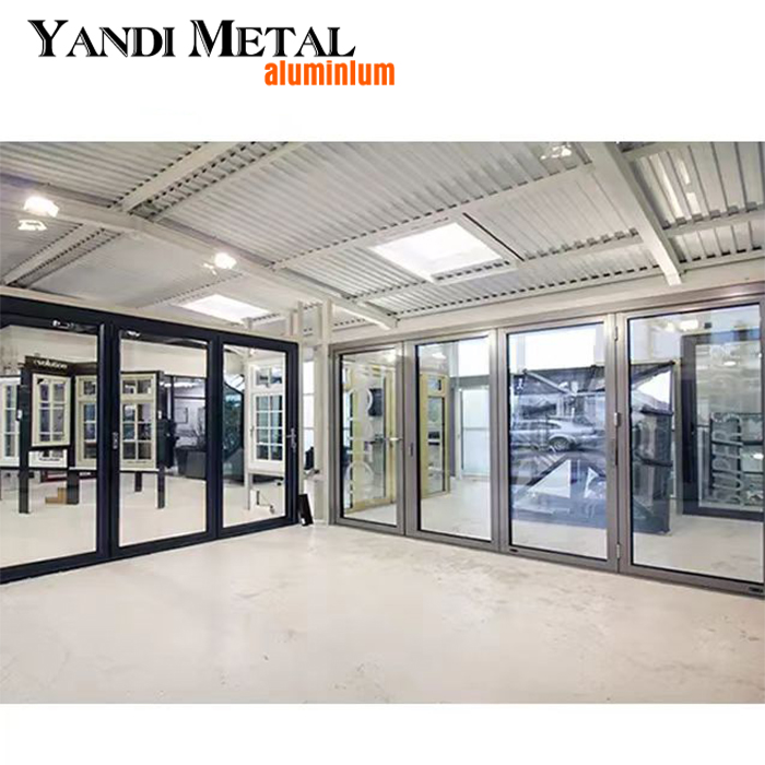 Das neueste Design. Moderne Aluminiumvilla im neuen Stil, große, doppelt gefaltete, faltbare Glasschiebetüren aus Aluminium