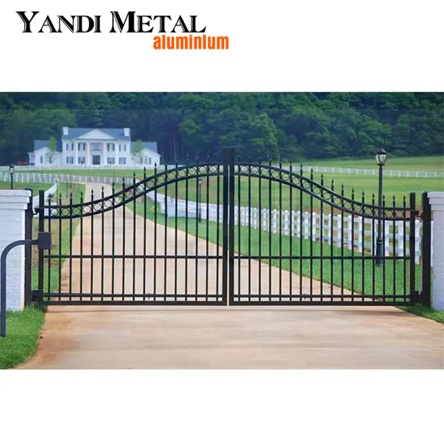 Sichtschutzlamellen aus Metall, Zaunpaneele, geschweißte Türen aus Aluminiumlegierung, kundenspezifische Aluminium-Schiebetüren der Courtyard Villa