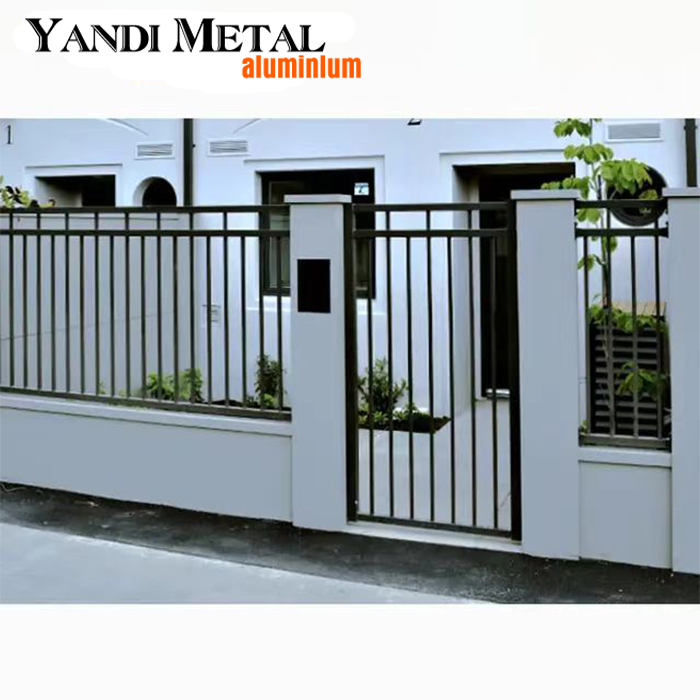 Einfach zu montierender Poolzaun aus Metall. Hochsicherer Sichtschutzzaun. Neu gestalteter Aluminiumzaun