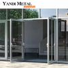 Das neueste Design. Moderne Aluminiumvilla im neuen Stil, große, doppelt gefaltete, faltbare Glasschiebetüren aus Aluminium