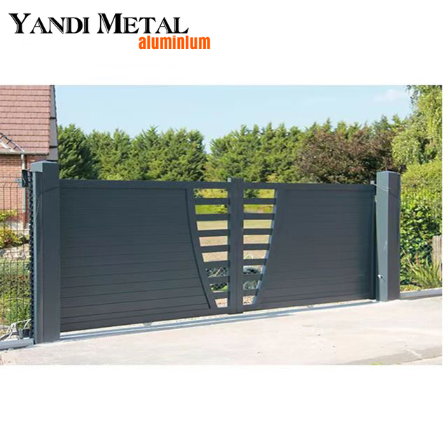 Automatische Garten-Einfahrts-Schiebetür aus Aluminium direkt ab Werk. Aluminium-Tür mit horizontalen Lamellen und Sichtschutz