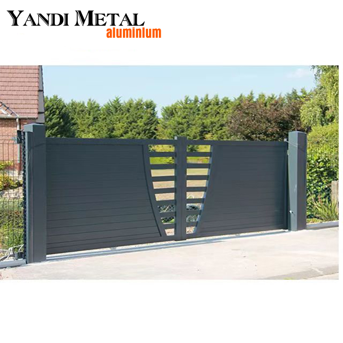 Automatische Garten-Einfahrts-Schiebetür aus Aluminium direkt ab Werk. Aluminium-Tür mit horizontalen Lamellen und Sichtschutz