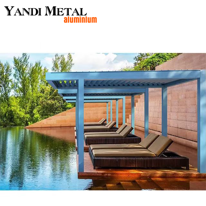 Elektrisch verstellbarer, wasserdichter Pavillon für den Außenbereich. Terrasse aus Aluminium mit Markise und Pergola mit Lamellen aus Aluminium