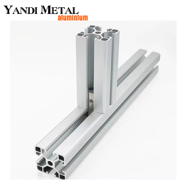 4040 Aluminium-Strangpressprofile aus industriellem T-Nut-Aluminium. Profile aus eloxiertem Aluminium mit schwarzen Balken